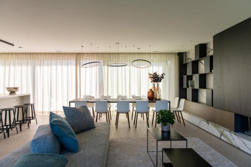 uma sala de estar com um sofá e uma mesa em Yzerdyck em Diksmuide