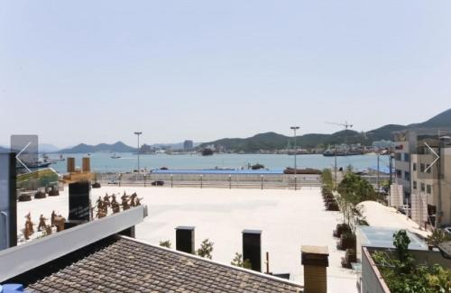 統営市にあるTongyeong Muの屋根から海岸を望む