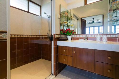 een badkamer met een grote wastafel en een douche bij Elysia Nongsa 70 Batam Luxury Villa in Nongsa