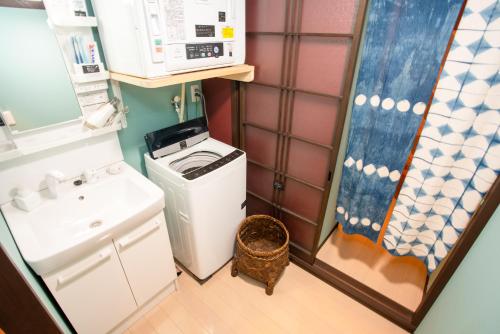 郡上市にあるunattended check-in accommodation in Gujo Hachimanの小さなバスルーム(洗濯機、洗濯機付)