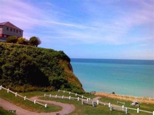 a house on top of a hill next to the ocean at La Baigneuse maison avec jardinet et parking privé, à 200 m plage in Cayeux-sur-Mer