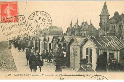 an old picture of a crowd of people walking down a street at La Baigneuse maison avec jardinet et parking privé, à 200 m plage in Cayeux-sur-Mer