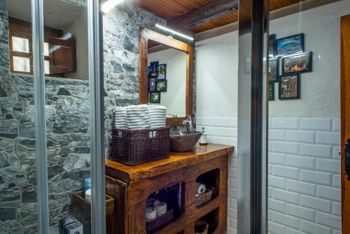 a bathroom with a sink and a mirror at Casa Rural El Majano in Moya