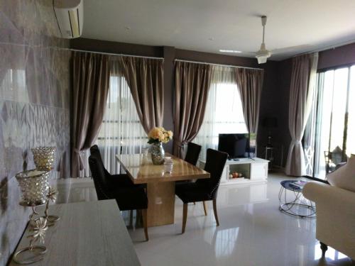 uma sala de estar com uma mesa de jantar e cadeiras em Klong Muang Beach Apartment em Klong Muang Beach