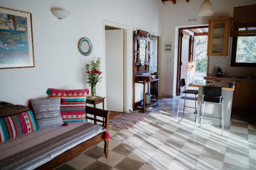 Χώρος καθιστικού στο Beautiful Traditional Stone House in the private Sea Front Olive Grove of Elaionas Nikou Luxury Villas