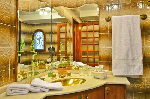 y baño con lavabo y espejo. en CASA VILLA LOS SAUCES en Luján de Cuyo