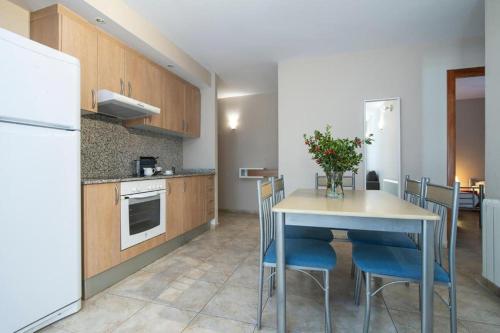  Apartamentos Tarter 3000 -  Room  picture :   TV    Kitchenette    Refrigerator                           