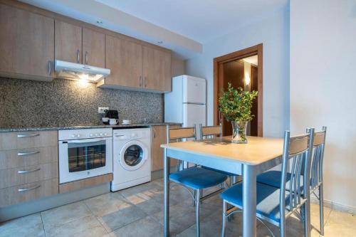  Apartamentos Tarter 3000 -  Room  picture :   TV    Kitchenette    Refrigerator                           