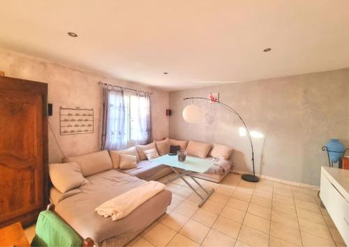 的住宿－Villa Mistral - Profitez du calme de l'Ardèche -，客厅配有沙发和桌子