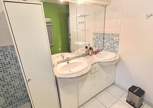 a bathroom with two sinks and a mirror at Villa Mistral - Profitez du calme de l'Ardèche - 