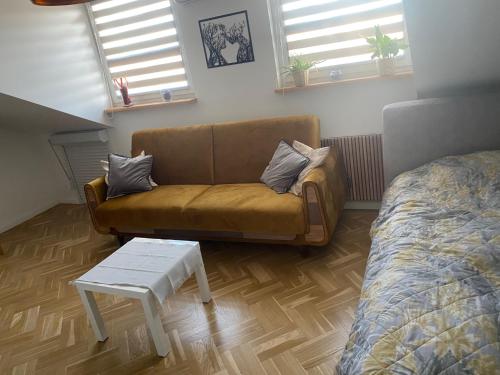 Kawalerka premium B 30m2 - po remoncie - nowa! في وارسو: غرفة معيشة مع أريكة وطاولة