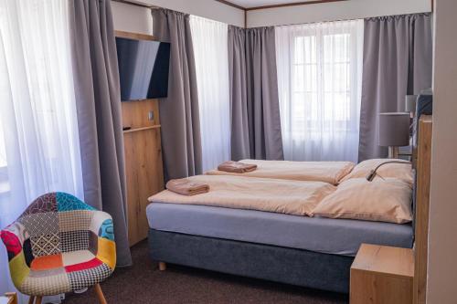 Una cama o camas en una habitación de Hotel Zlatá Labuť