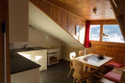 福丹的住宿－Vichava 8, Süd，厨房配有桌子、水槽和窗户