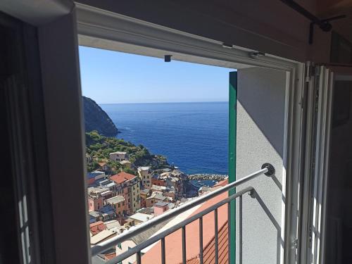 a view of the ocean from a balcony at Le Camere Di Paolo in Riomaggiore