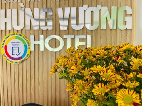 Hùng Vương Hotel Hạ Longに飾ってある許可証、賞状、看板またはその他の書類