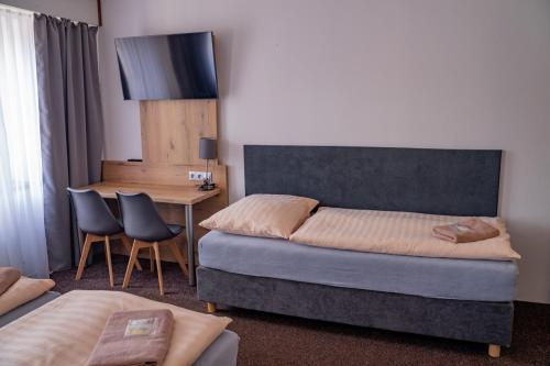 Una cama o camas en una habitación de Hotel Zlatá Labuť