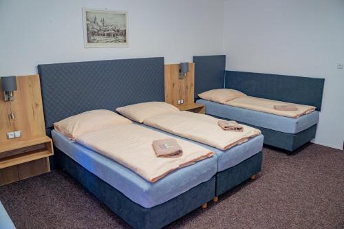 Una cama o camas en una habitación de Hotel Zlatá Labuť