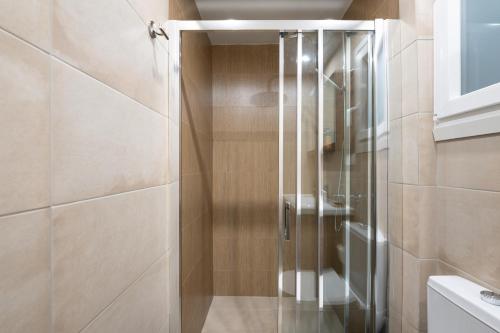 W łazience znajduje się przeszklony prysznic i toaleta. w obiekcie apt Seventeen_2-bedroom flat_Athens citycentre w Atenach