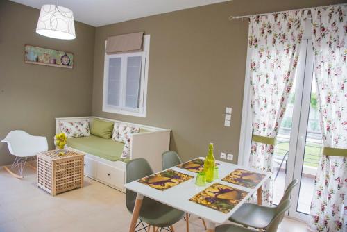 a childs room with a table and a couch at Casa di Varco in Lefkada