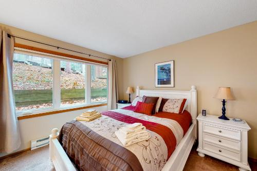 - une chambre avec un lit et une fenêtre dans l'établissement South Village 5, à Glen Arbor