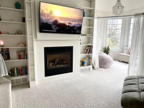 En tv och/eller ett underhållningssystem på The Bruce Beach House - Cozy cottage by the lake!