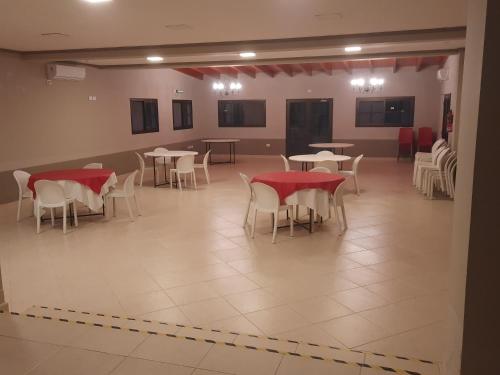 Las Tres Marías في سالتا: غرفة طعام مع طاولات وكراسي في غرفة