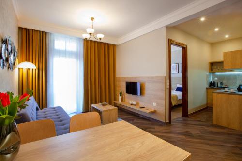 sala de estar con mesa de comedor y sala de estar en Portal House Apartments, en Cracovia