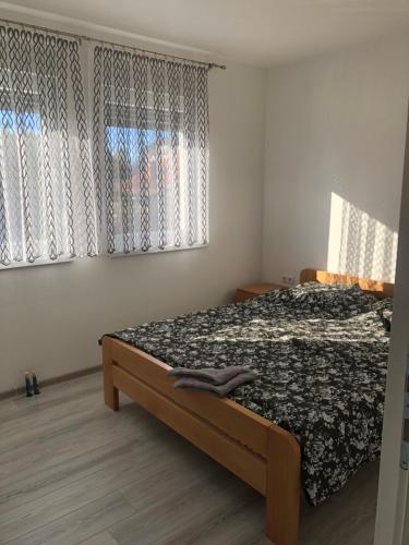 En eller flere senge i et værelse på Flat Stan Meša Selimović