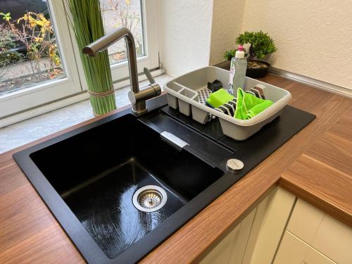 a kitchen sink with a dish drying rack next to it at Möblierte Wohnung mit ruhiger Terrasse in bester Lage für Feriengäste und beruflich Reisende in Ottersberg