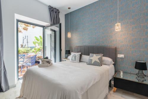 ein Schlafzimmer mit einem großen Bett mit blauer Wand in der Unterkunft Dreams of Marbella in Marbella