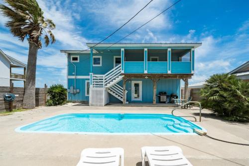 een blauw huis met een zwembad ervoor bij Best - Little - Orr House in Rockport