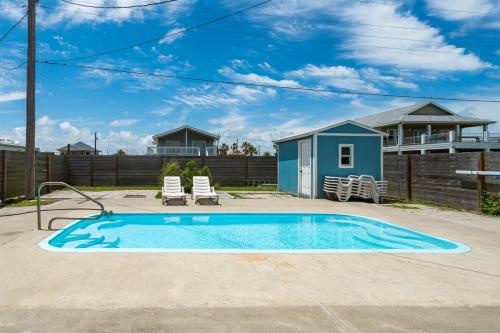 een zwembad met twee stoelen en een huis bij Best - Little - Orr House in Rockport