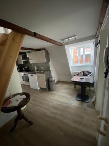 una habitación con una escalera y una mesa en una habitación en Apartment Klara en Lübeck
