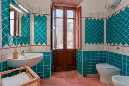 a bathroom with a sink and a toilet and a tub at La Scala del Sale in Iglesias