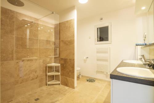 une salle de bain avec une douche, un lavabo et des toilettes dans l'établissement Maison Esterel in Saint-Raphael, à Saint-Raphaël