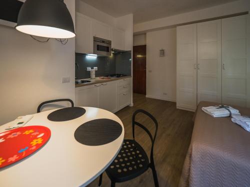 Kuchyň nebo kuchyňský kout v ubytování Il Giardino di Ada Ground Floor Studio with AC and Patio