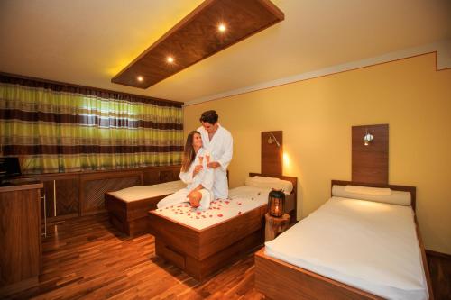 a man and a woman in a room with two beds at Bella Vista Apartments in Nauders
