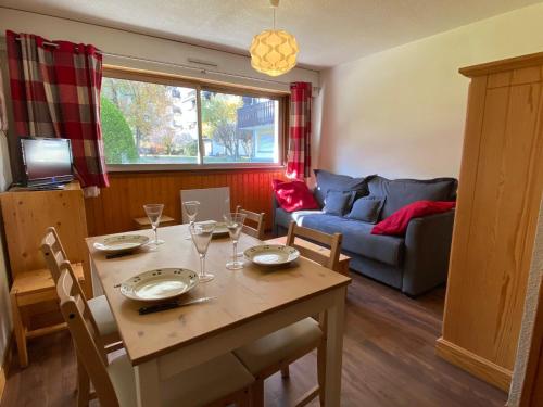 un salon avec une table et un canapé dans l'établissement Studio cosy, 4 pers, pied des pistes, centre Chamonix, tout équipé, Wifi inclus - FR-1-343-154, à Chamonix-Mont-Blanc
