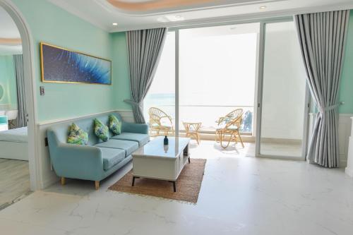 een woonkamer met een bank en een tafel bij Căn Hộ View Biển Santorini, Vũng Tàu in Vung Tau
