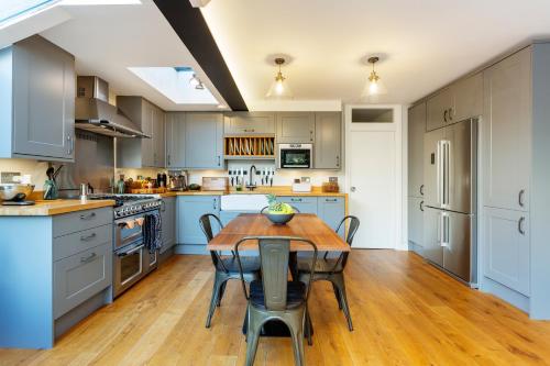 A cozinha ou cozinha compacta de Veeve - Between the Greens