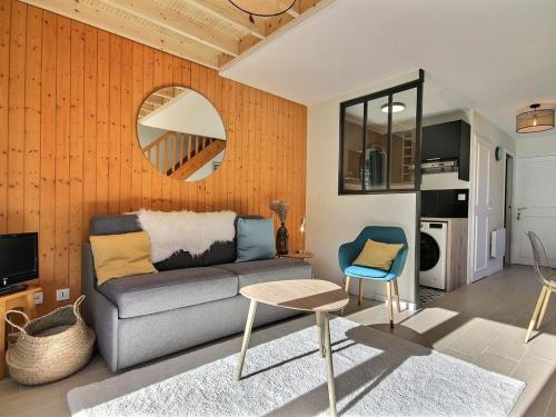 un salon avec un canapé et une table dans l'établissement Duplex rénové 6 personnes avec balcon, à Plagne 1800 - FR-1-455-224, à La Plagne Tarentaise