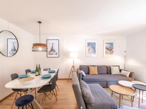 un salon avec un canapé et une table dans l'établissement Appartement avec terrasse à Chamonix, parking et WiFi - FR-1-343-230, à Chamonix-Mont-Blanc