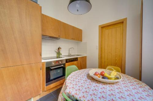 une cuisine avec une table avec un bol de fruits dessus dans l'établissement Leyteire, à Bordeaux