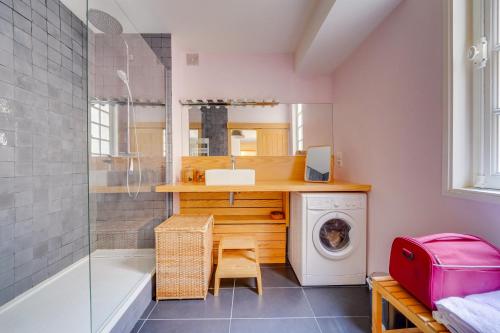 a bathroom with a washing machine and a shower at Leyteire in Bordeaux