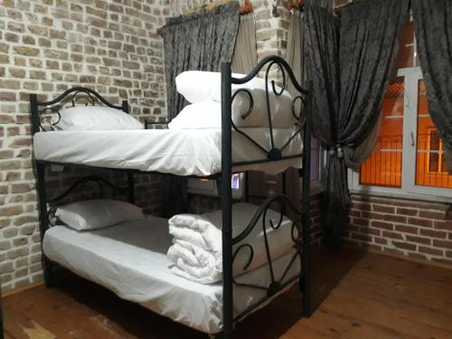 Ce lit se trouve dans un dortoir doté de 2 lits superposés et d'un mur en briques. dans l'établissement No9 Vintage House, à Istanbul