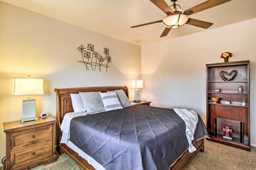 1 dormitorio con 1 cama y ventilador de techo en Sunny Tucson Home Near Saguaro Natl Park!, en Avra