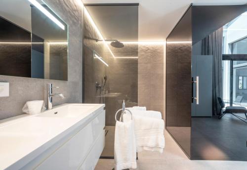La salle de bains est pourvue d'un lavabo et d'un miroir. dans l'établissement Les Orangers by Sezz, à Saint-Tropez
