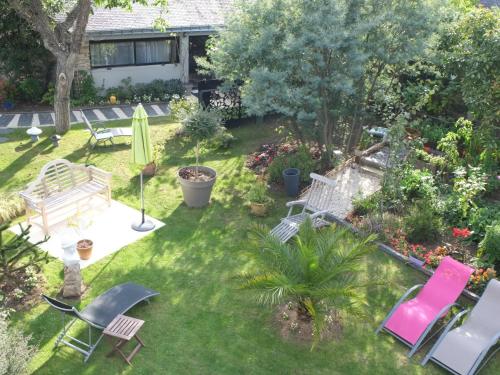瓦訥的住宿－Ti Laouenek，享有花园的空中景致,配有桌椅