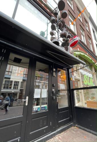a store front with a black door and windows at Thuis bij Schell in Rotterdam