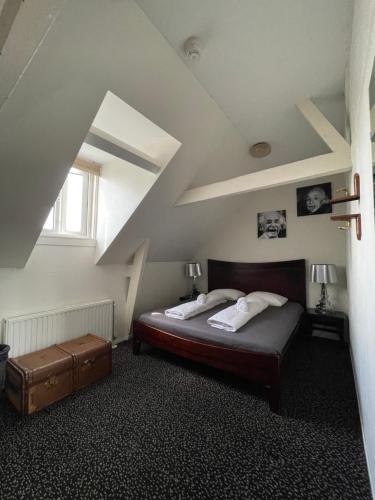 a bedroom with a bed and an attic at Thuis bij Schell in Rotterdam